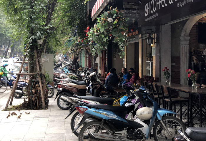 Tại phường Nguyễn Du, quận Hai Bà Trưng: Người đi bộ bị lãng quên - Ảnh 1