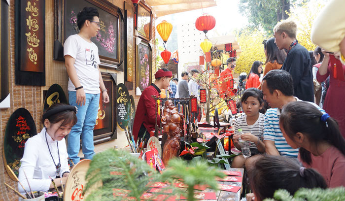 TP Hồ Chí Minh: Người dân xúng xính đến phố ông đồ du xuân - Ảnh 2