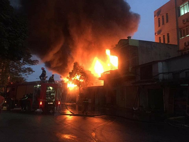 Hải Phòng: Xưởng gỗ bốc cháy dữ dội trong khu dân cư - Ảnh 1