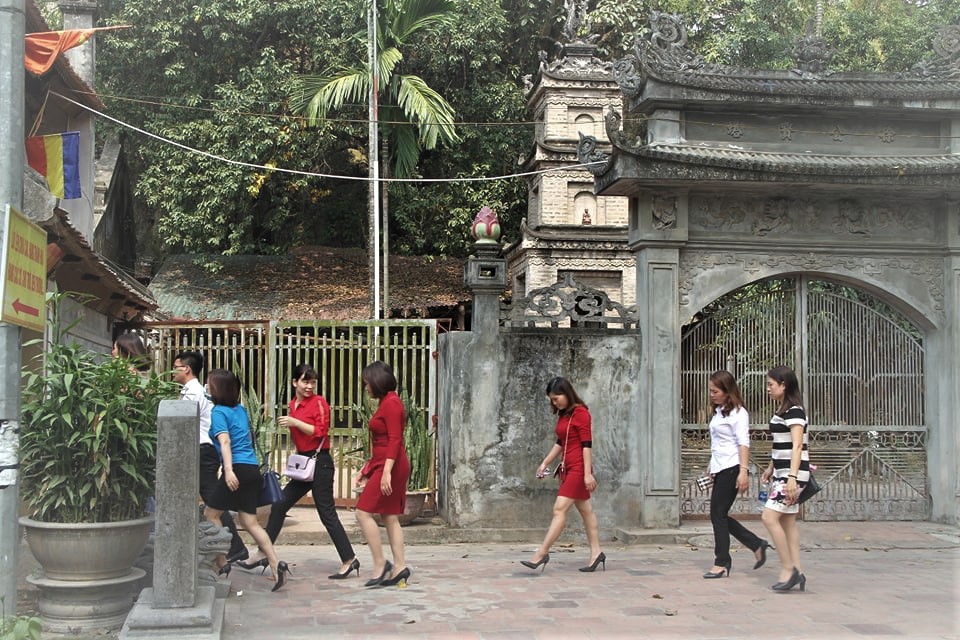 Hà Nội: Nhiều thanh niên vô tư tung tăng váy ngắn lễ chùa - Ảnh 1