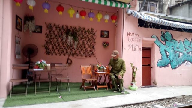 Cận cảnh phố “cà phê đường tàu” mới ở phường Khâm Thiên - Ảnh 3