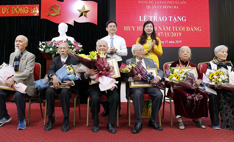 Chủ tịch Ủy ban MTTQ Việt Nam Thành phố trao Huy hiệu Đảng tại Đống Đa - Ảnh 2