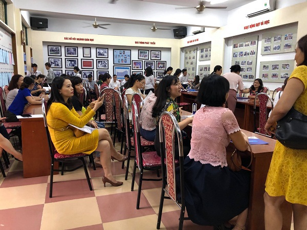 Xếp hàng mua hồ sơ cho con thi vào trường Nguyễn Tất Thành - Ảnh 2