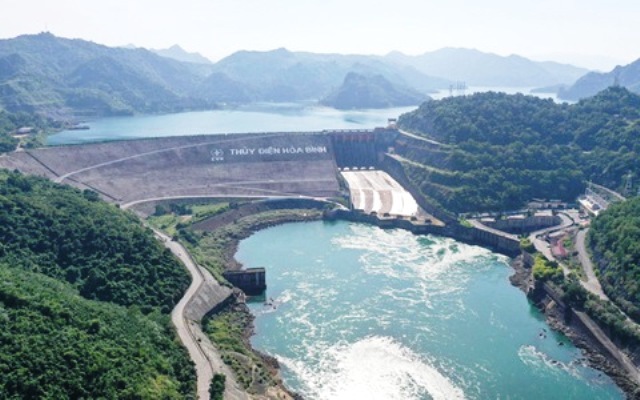 Mực nước hồ Hoà Bình xuống thấp kỷ lục, cấp nước sạch sông Đà có khả năng bị ảnh hưởng - Ảnh 1