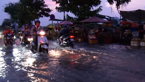 TP Hồ Chí Minh: Người dân lội nước về nhà trong ngày triều cường đạt đỉnh - Ảnh 4