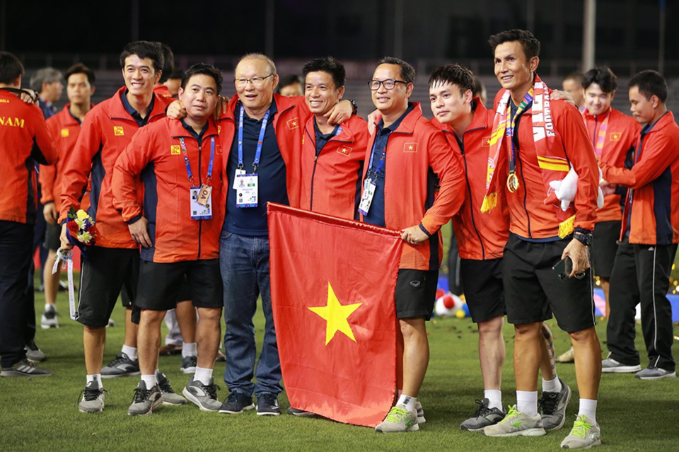 [Ảnh] Khoảnh khắc sau 10 năm chờ đợi của bóng đá Việt Nam - Ảnh 1