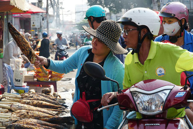 Người dân TP Hồ Chí Minh đổ xô đi mua cá lóc nướng cúng Thần Tài - Ảnh 5