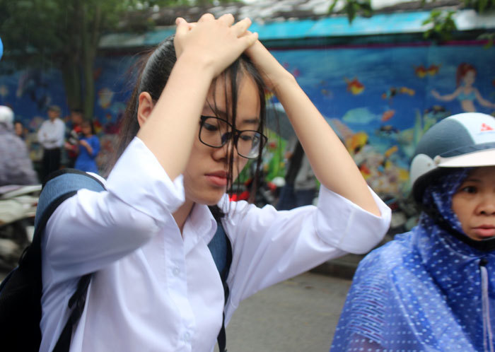 [Ảnh] Thí sinh Hà Nội “đội” mưa tới trường đăng ký dự thi lớp 10 - Ảnh 6