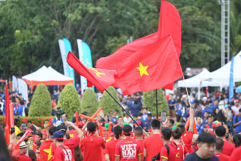 [Ảnh] Người hâm mộ Việt Nam "nhuộm đỏ" sân Thammasat trước giờ bóng lăn - Ảnh 9