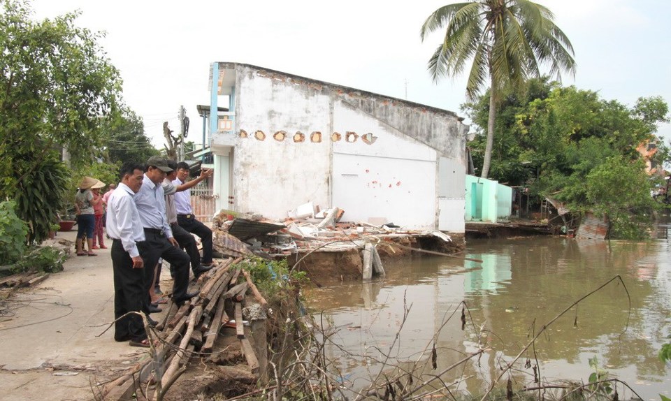 [Photo] Sạt lở nghiêm trọng nhấn chìm nhiều ngôi nhà ở ĐBSCL - Ảnh 7