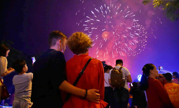 TP Hồ Chí Minh rực sáng pháo hoa chào đón năm mới 2020 - Ảnh 7