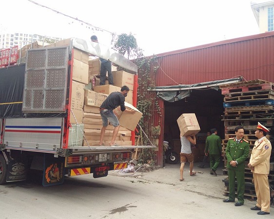 Bắt giữ 3 ô tô chở hơn 20 tấn hàng lậu trên cao tốc Hà Nội - Lào Cai - Ảnh 1