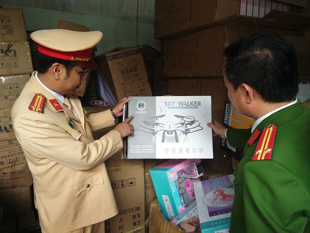 Bắt giữ 3 ô tô chở hơn 20 tấn hàng lậu trên cao tốc Hà Nội - Lào Cai - Ảnh 2