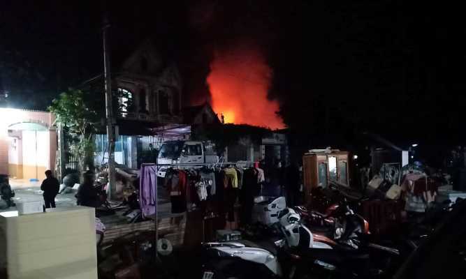 Hà Tĩnh: Bà hỏa thiêu rụi nhiều nhà dân trong đêm - Ảnh 4