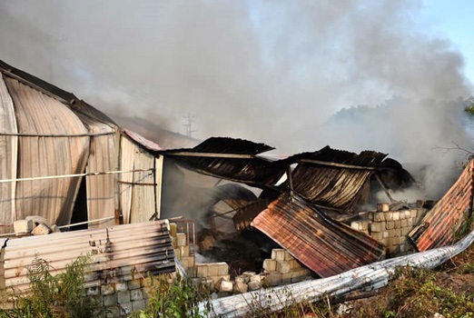 Hà Nội: Cháy lớn tại khu nhà xưởng trên đường Nguyễn Xiển - Ảnh 3