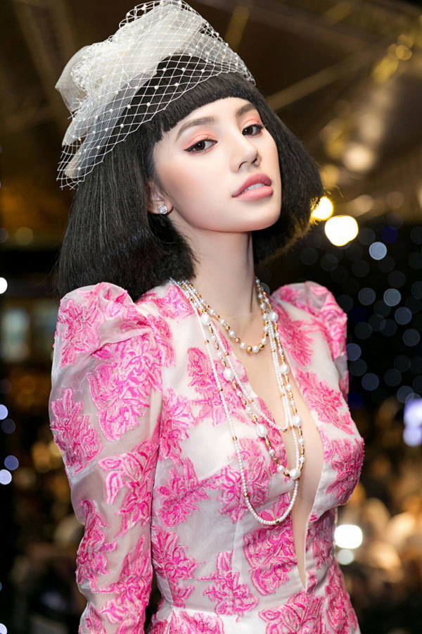 Jolie Nguyễn diện áo dài phong cách Coco Chanel - Ảnh 3