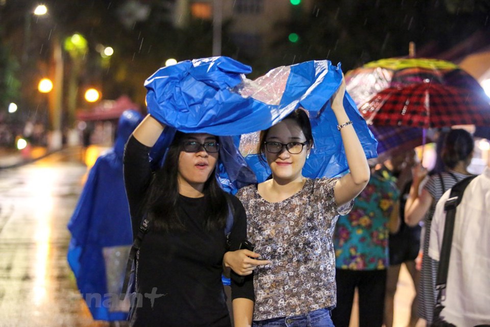 Người dân Thủ đô đội mưa dự khai mạc phố đi bộ Trịnh Công Sơn - Ảnh 14