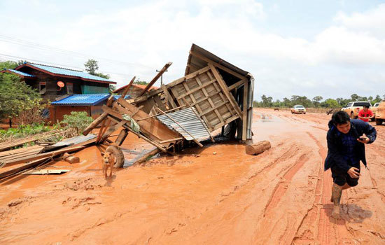 Hình ảnh Atteapeu ngập trong bùn đỏ sau vụ vỡ đập thủy điện tại Lào - Ảnh 3