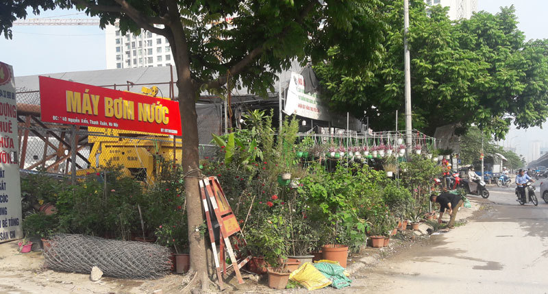 Tràn lan vi phạm trật tự đô thị trên đường Nguyễn Xiển - Ảnh 2