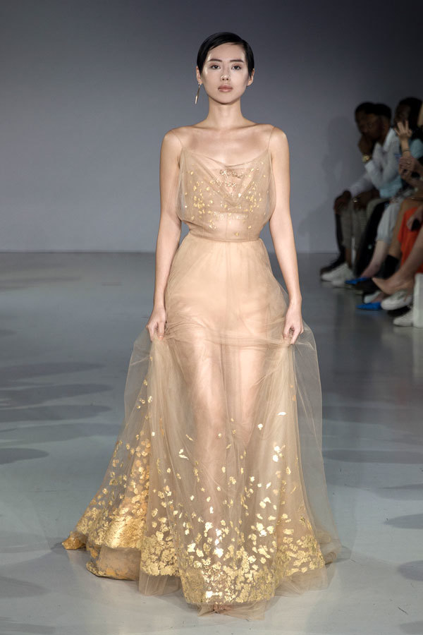 Khánh Linh diện váy mạ vàng 24k của Trần Hùng tại Tuần lễ thời trang London - Ảnh 11