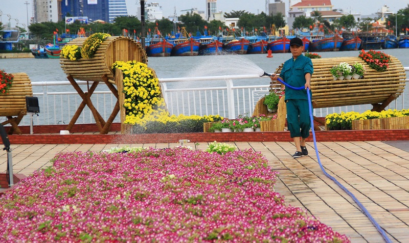 Người dân, du khách thích thú chụp ảnh cùng cầu Vàng giữa lòng Đà Nẵng - Ảnh 9