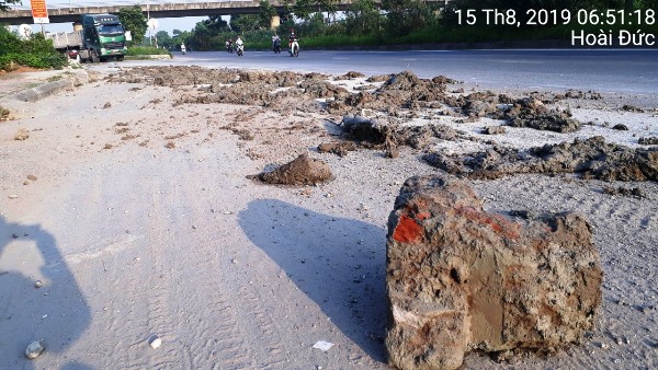 Đại lộ Thăng Long mất ATGT vì bùn đất tràn đường - Ảnh 3