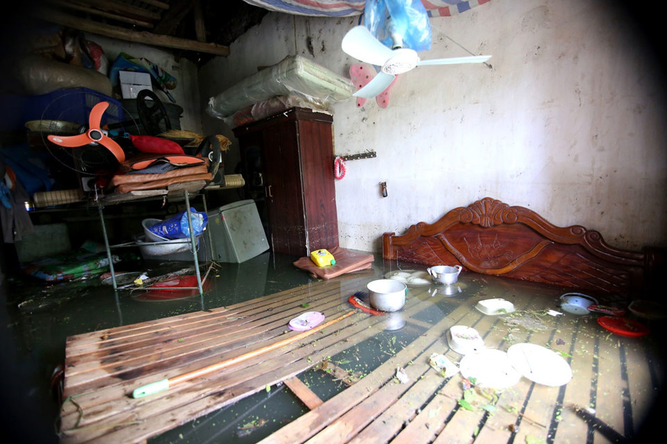 Ngập lụt kéo dài, người dân xóm Bèo kêu trời vì rác gây ô nhiễm nặng - Ảnh 10