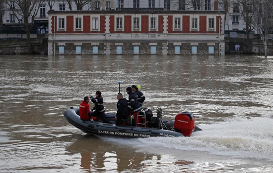 Nước sông Seine dâng cao kỷ lục, nhiều nơi ở Paris chìm trong nước - Ảnh 6