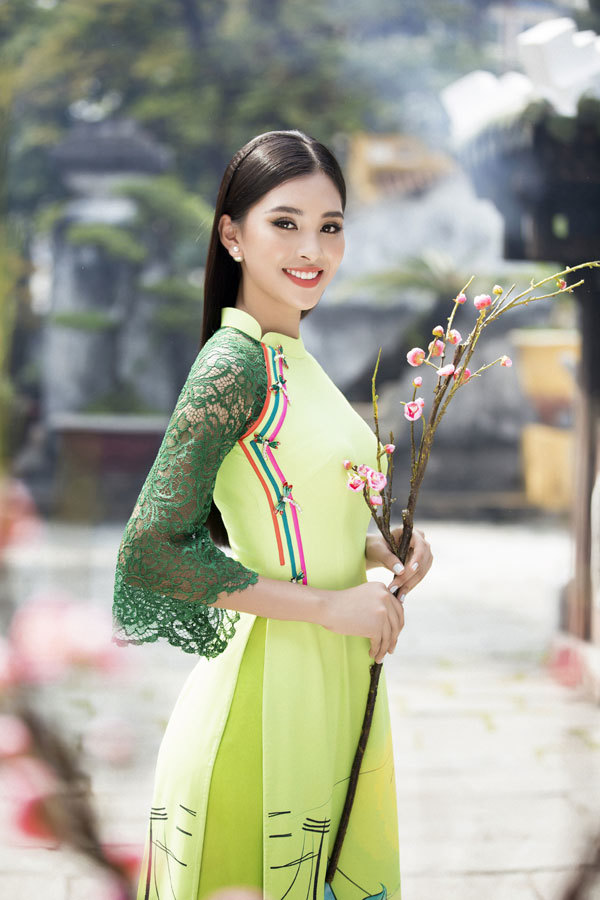 Hoa hậu Tiểu Vy duyên dáng khoe nét xuân thì tuổi 18 - Ảnh 13