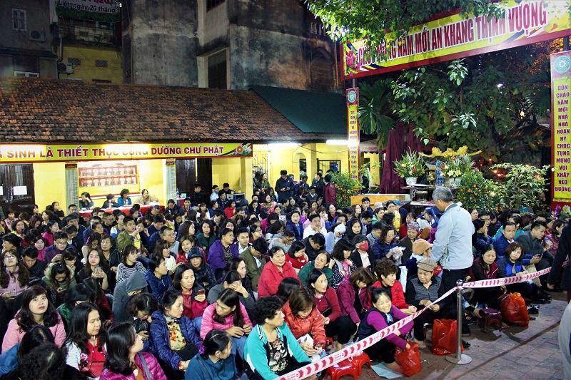 Hàng nghìn người chen chân, vái vọng dâng sao giải hạn tại chùa Phúc Khánh - Ảnh 1
