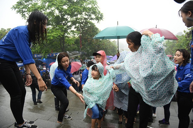 Ấn tượng ngày Giỗ Tổ: Xúc động hình ảnh thanh niên tình nguyện trong mưa - Ảnh 8