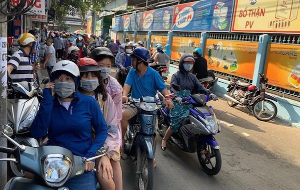 TP Hồ Chí Minh: “Biển người” xếp hàng mua khẩu trang tại chợ sỉ lớn nhất TP - Ảnh 5