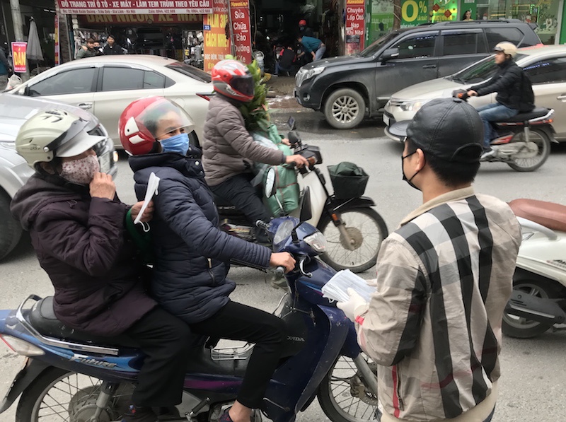 Hà Nội: Tặng 4.500 khẩu trang y tế miễn phí cho người dân ở khu vực huyện Gia Lâm - Ảnh 3