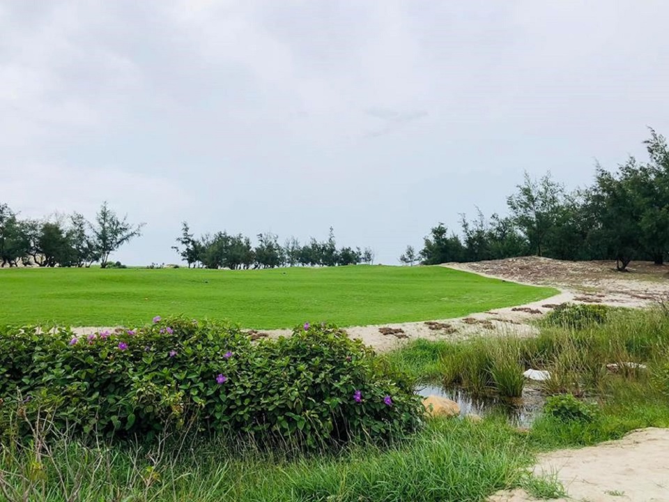 Cận cảnh vẻ đẹp của 18 hố golf đầu tiên trong tổ hợp FLC Quang Binh Golf Links - Ảnh 7