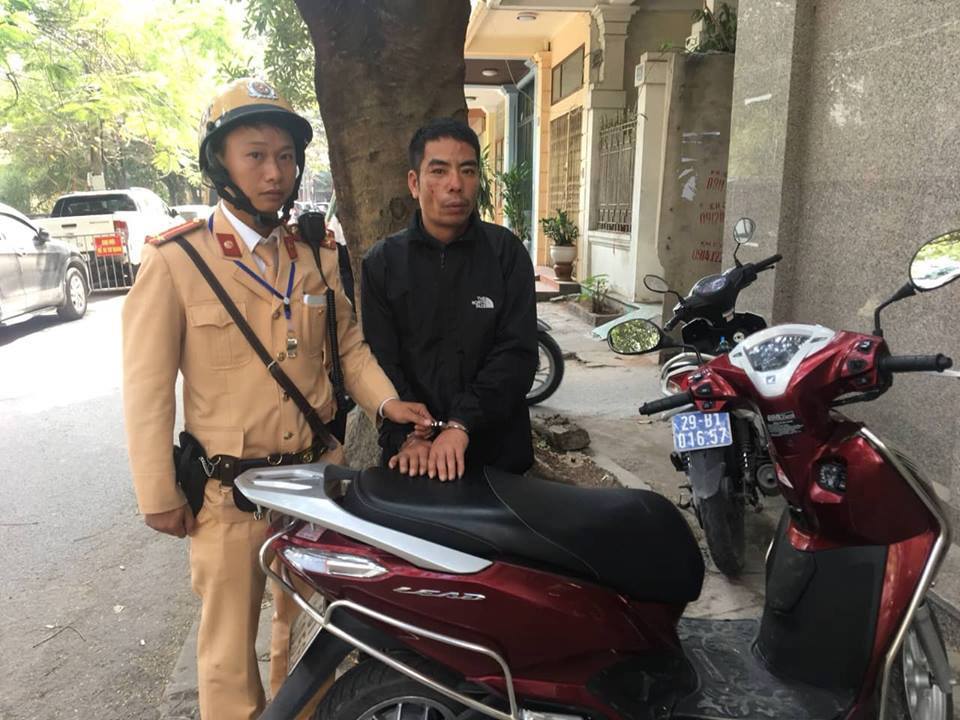 Hà Nội: CSGT vây bắt, không chế tên trộm trên phố Kim Đồng - Ảnh 1