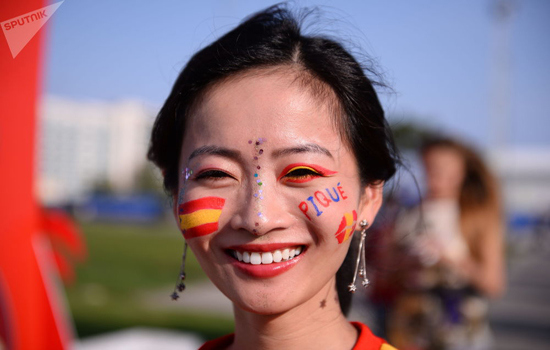 Ngắm "màu cờ, sắc áo" được vẽ trên mặt những nữ CĐV xinh đẹp tại World Cup 2018 - Ảnh 4