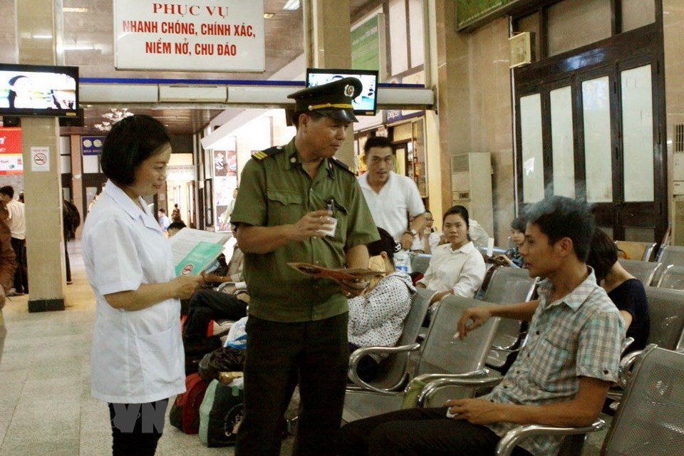 Hình ảnh thuốc lá trong cuộc sống hàng ngày của người Việt Nam - Ảnh 8