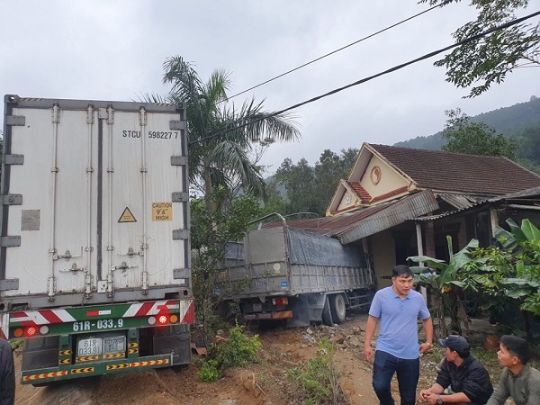 Hà Tĩnh: Xe tải và xe container cùng đâm sập một nhà dân - Ảnh 1