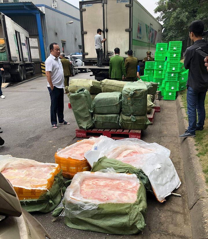 Bắt giữ 2 xe container chở thực phẩm nhập lậu tại Siêu thị MM Mega Market - Ảnh 1