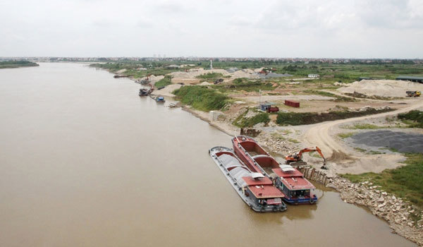 Mưa lớn tiếp diễn, mực nước sông Hồng tại Hà Nội đang lên cao - Ảnh 1