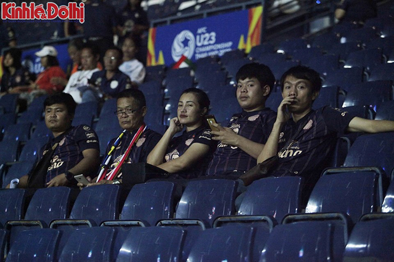 Cổ động viên Thái Lan cổ vũ UAE do đội nhà để thua Việt Nam nhiều - Ảnh 5