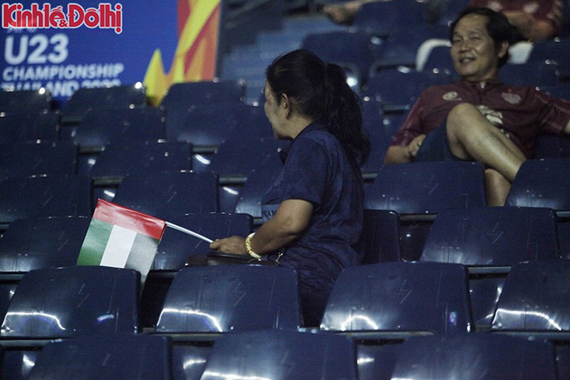 Cổ động viên Thái Lan cổ vũ UAE do đội nhà để thua Việt Nam nhiều - Ảnh 6