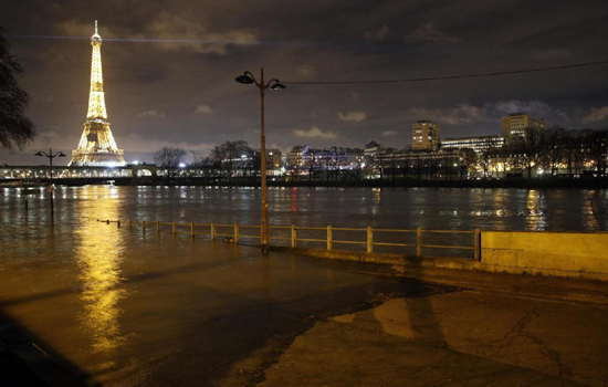 Chùm ảnh đường phố thủ đô Paris chìm trong biển nước - Ảnh 1