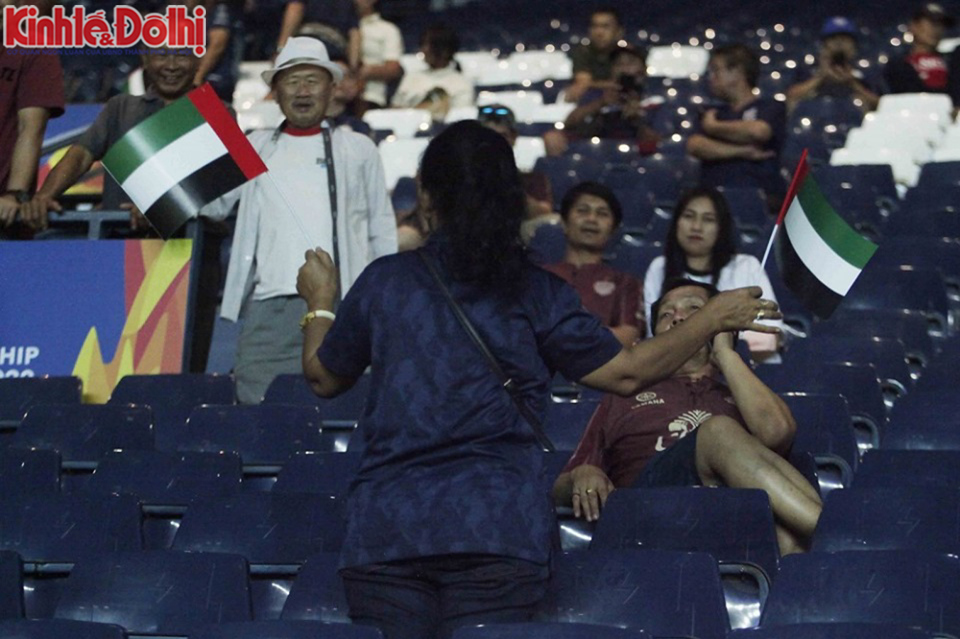 Cổ động viên Thái Lan cổ vũ UAE do đội nhà để thua Việt Nam nhiều - Ảnh 8