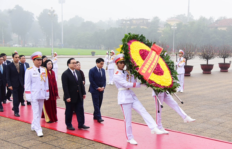 Lãnh đạo Đảng, Nhà nước và Hà Nội viếng Chủ tịch Hồ Chí Minh - Ảnh 2
