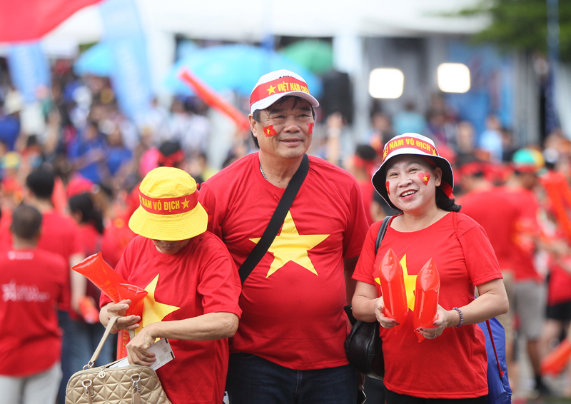 [Ảnh] Người hâm mộ Việt Nam "nhuộm đỏ" sân Thammasat trước giờ bóng lăn - Ảnh 10
