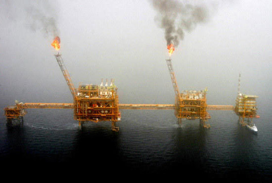 Giá dầu rơi mốc 70 USD/thùng, có tuần giảm mạnh nhất trong năm - Ảnh 1