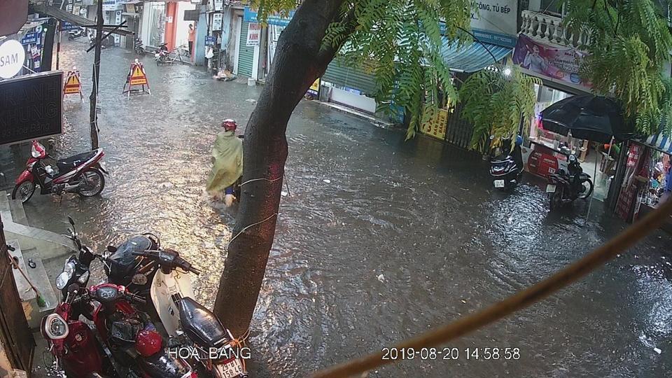 Mưa xối xả gây ngập một số tuyến phố trong nội thành Hà Nội - Ảnh 5