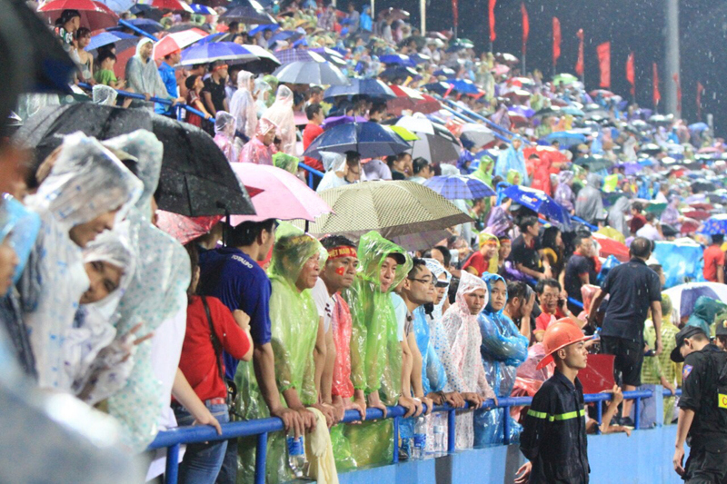 [Ảnh] CĐV đội mưa cổ vũ nhiệt tình cho các cầu thủ U23 Việt Nam - Ảnh 3