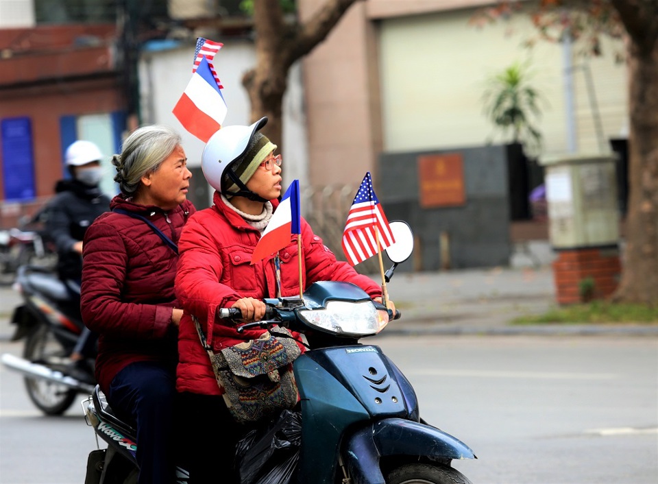 [Ảnh] Hơn 3.700 lá cờ ba nước Việt Nam - Mỹ - Triều Tiên tung bay khắp phố phường Hà Nội - Ảnh 5
